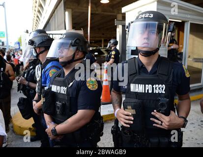 Miami, Florida, Stati Uniti. 30 maggio 2020. La polizia di Miami a Riot Gear è stata vista durante le proteste per George Floyd il 30 maggio 2020 a Miami, Florida. Credit: Mpi04/Media Punch/Alamy Live News Foto Stock