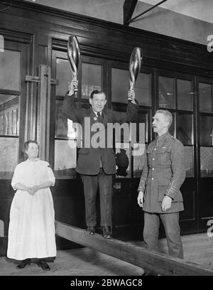 Trattamento ginnico per i feriti presso l'ospedale di guerra di Croydon 24 marzo 1917 Foto Stock