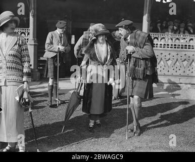 Ai Giochi delle Highland a Inverness , Scozia ; Lady Marjorie Mackenzie e Seton Gordon 23 settembre 1923 Foto Stock