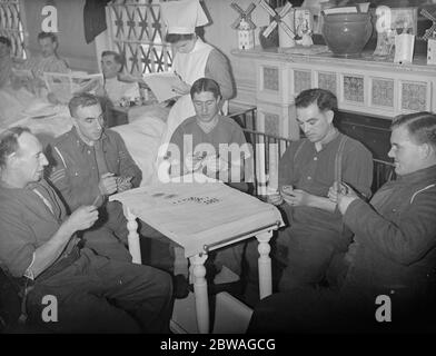 Alcune delle prime vittime di guerra all' Horton Military Hospital , Epsom , Surrey , si divertono con un gioco di carte . 30 dicembre 1939 Foto Stock