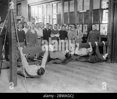 Trattamento ginnico per i feriti presso l'ospedale di guerra di Croydon . 24 marzo 1917 Foto Stock