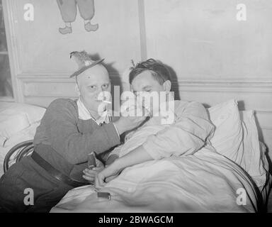 Alcune delle prime vittime di guerra all'Horton Military Hospital , Epsom , Surrey . Avere un fumo nel reparto . 30 dicembre 1939 Foto Stock