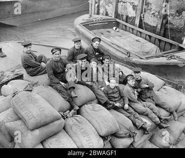 Uomini Navali alla Nine Elms Goods Station , Londra , che aiutano durante lo sciopero ferroviario . 4 ottobre 1919 Foto Stock