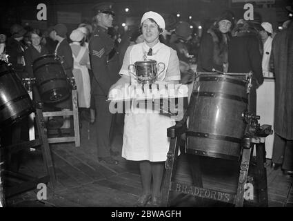 Rosa Hancock , campione di Dairymaid presso i Royal Agricultural Halls , Islington , Londra , con il suo burro e il suo trofeo . 1931 Foto Stock