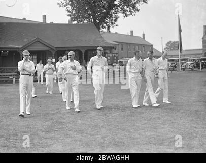 Il Royal Fusiliers Regiment tiene la sua ' settimana del cricket ' a Hounslow Barracks ed è stato ' a casa ' per ' Eton Rambers '. La squadra di ' Eton Rambers' che prende il campo. 13 giugno 1934 Foto Stock