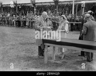 La Duchessa di York (in seguito Regina Madre) presentando una coppa / trofeo nel 1939 Foto Stock