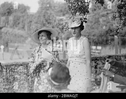 Festa del tennis di Lady Crossfield all' Highgate Duchess di Westminster ( a destra ) 8 luglio 1935 Foto Stock