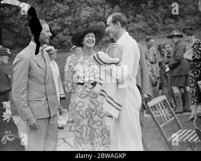 Festa del club di tennis di Lady Crossfield presso l'Highgate Lady Crossfield e Fred Perry 1936 Foto Stock