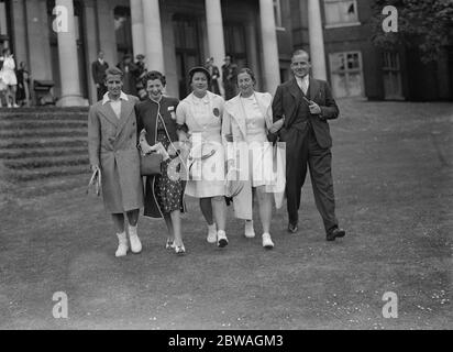 Lady Crossfield 's tennis club party a Highgate sulla destra, Miss Dorothy Round e la sua fidanzata Dr Little 5 luglio 1937 Foto Stock