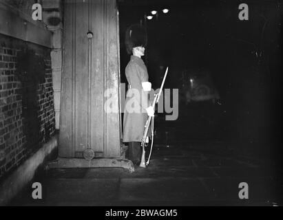 Le funerali di Re Giorgio V erano in servizio al di fuori delle case in cui i visitatori reali stavano alloggiando 27 gennaio 1936 Foto Stock