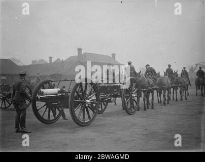 La carrozza a pistola che fu utilizzata per i funerali di Re Giorgio V lasciando St Johns Wood Barracks in rotta per Woolwich , dove fu consegnata per la conservazione nel deposito 20 marzo 1936 Foto Stock