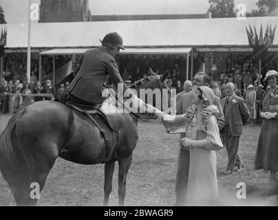 Il Royal Counties Show di Salisbury Miss Doreen Aizlewood riceve il suo premio dalla Duchessa di York il 7 giugno 1934 Foto Stock