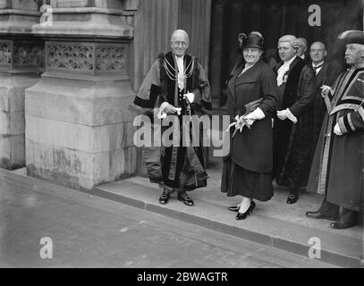 Alderman Sir Charles Henry Collett (eletto sindaco di Londra ) e Lady Collett alla Camera dei Lord , dove il primo ricevette l' approvazione del re per la sua nomina il 12 ottobre 1933 Foto Stock