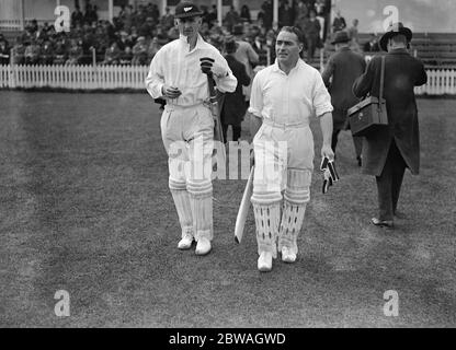 Partita di cricket , Essex contro la Nuova Zelanda a Leyton . J e Mills (a sinistra) e C S Dempster (Nuova Zelanda) 6 maggio 1931 Foto Stock