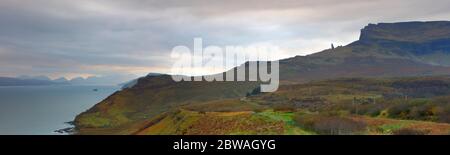 Vista panoramica del Quirange e della zona di Trotternish dell'Isola di Skye, Ebridi interne, Highlands occidentali, Scozia, Regno Unito Foto Stock