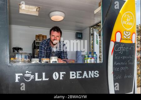 Timoleague, West Cork, Irlanda. 31 maggio 2020. Dopo oltre due mesi di chiusura, Ronan Donnelly con il suo trailer del caffè "Full of Beans" è stato "pieno di fagioli" per tornare oggi in attività, in una giornata di glorioso sole a West Cork. Credit: Notizie dal vivo di AG/Alamy Foto Stock