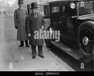 Il Principe Tokugawa , presidente della Croce Rossa Giapponese , lascia il suo hotel di Londra per vedere il re a Buckingham Palace il 2 novembre 1933 Foto Stock