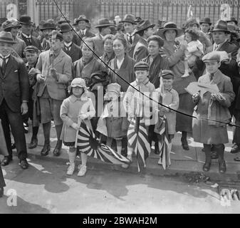 Principe ereditario del Giappone a Londra giovani bambini giapponesi salutano il principe incoronato 10 maggio 1921 Foto Stock