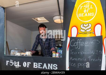 Timoleague, West Cork, Irlanda. 31 maggio 2020. Dopo oltre due mesi di chiusura, Ronan Donnelly con il suo trailer del caffè "Full of Beans" è stato "pieno di fagioli" per tornare oggi in attività, in una giornata di glorioso sole a West Cork. Credit: Notizie dal vivo di AG/Alamy Foto Stock