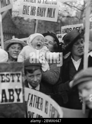 Le madri marciano ad Hyde Park per protestare contro il latte 6d 21 ottobre 1916 Foto Stock