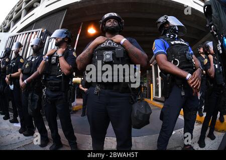 Miami, Florida, Stati Uniti. 30 maggio 2020. La polizia di Miami a Riot Gear è stata vista durante le proteste per George Floyd il 30 maggio 2020 a Miami, Florida. Credit: Mpi04/Media Punch/Alamy Live News Foto Stock