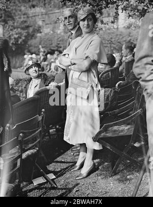 Festa del tennis di Lady Crossfield all' Highgate MR Esmonde e sua figlia , Signora Uzielli 1933 Foto Stock