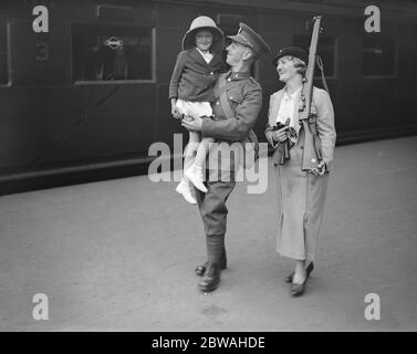 Scene di addio a Waterloo , alla partenza di ingegneri reali ( Sezione postale ) per la Palestina che ha fatto un'offerta a sua figlia addio a un ingegnere reale ( Sezione postale ) in Palestina da Waterloo 12 settembre 1936 Foto Stock