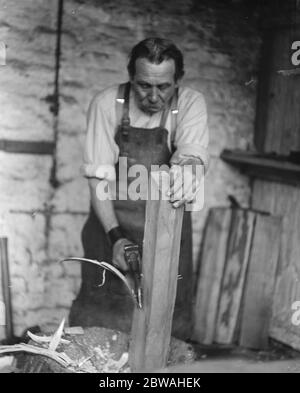 Cricket Bat Making at John Wisden 's trinciando a circa forma 21 marzo 1920 Foto Stock