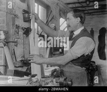 Cricket Bat Making at John Wisden ' s mettendo il manico nella lama 23 marzo 1920 Foto Stock