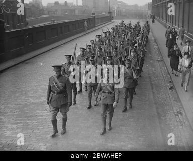 Scene di addio a Waterloo , alla partenza di Royal Engineers ( Sezione postale ) per la Palestina 12 settembre 1936 Foto Stock