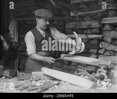 Cricket Bat Making al 'Drawing out' di John Wisden che forma il salice nella sua forma 21 marzo 1920 Foto Stock