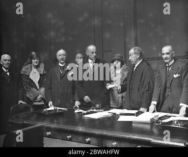 Elezioni generali , ottobre 1924 , Nominazioni Sir thos Vansittart Bowater e e C Greenfell , consegnando i loro documenti al sig. Hayes , funzionario di ritorno presso la Guildhall il 18 ottobre 1924 Foto Stock
