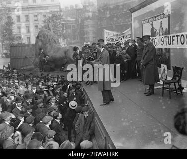 Gerald Du Maurier reclutamento in piazza Trafalgar Sir Gerald Hubert Edward Busson du Maurier (26 marzo 1873 - 11 aprile 1934) - padre di Daphne Foto Stock