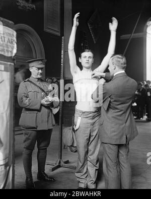 I funzionari britannici nel corpo di addestramento del making Officer reclutano che è misurato a Lincolns Inn che misura il petto Foto Stock