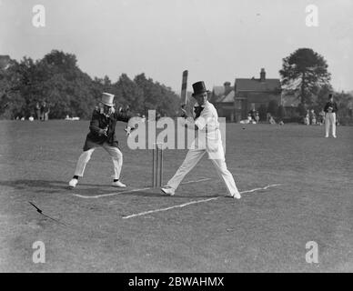 I migliori cappelli e i whisker laterali sono stati indossati dai giocatori in una partita di cricket di un tempo vecchio tra Tonbridge e Tunbridge Wells sul villaggio verde a Southborough 13 settembre 1931 Foto Stock