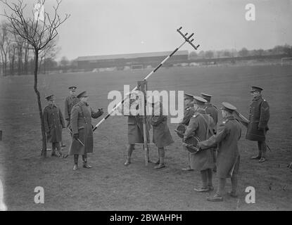 Dimostrazione presso la Caserma di Mons , Aldershot , con il corpo reale dei segnali . Costruzione di un palo a quattro vie con semippermamento . 15 febbraio 1938 Foto Stock