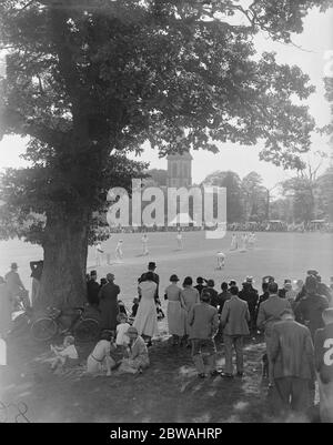 Southborough Green , scena di uomini contro donne carità cricket match 5 settembre 1934 Foto Stock