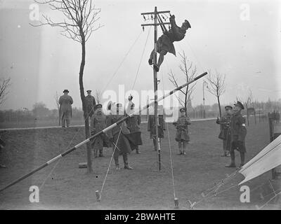 Dimostrazione presso la Caserma Mons, Aldershot , con il corpo reale dei segnali . Erigere un semipermamento a quattro vie telegrafo pole 15 febbraio 1938 Foto Stock