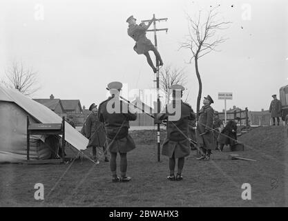 Dimostrazione presso la Caserma Mons, Aldershot con il corpo reale dei segnali . Erigere un semipermamento a quattro vie telegrafo pole 15 febbraio 1938 Foto Stock