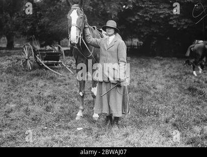 Melton Mowbray Agricultural Show Miss Laycock ( figlia di Sir Joseph Laycock 13 settembre 1922 Foto Stock