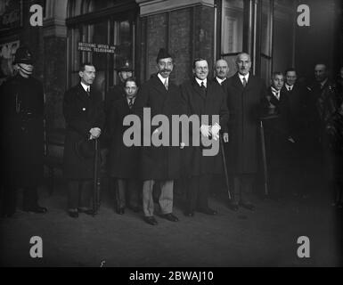 Re Faisal di Iraq , fotografato alla sua partenza da Victoria Station , Londra . 5 dicembre 1927 Foto Stock