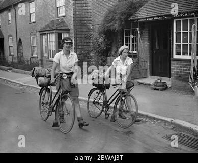 Ciclisti di ragazza moderna a Beaulieu , Hampshire 13 agosto 1932 Foto Stock