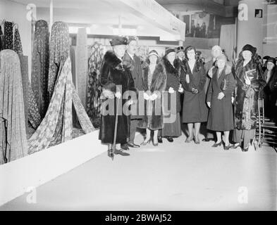 Fiera industriale britannica 1931 la Regina visita la sezione del commercio del cotone alla città bianca 26 febbraio 1931 Foto Stock