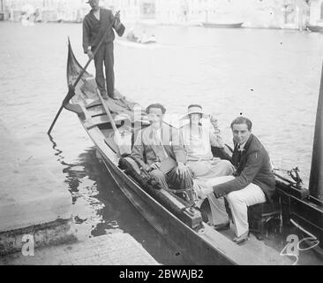 Sul Lido Oswald Mosley , Lady Cynthia Mosley e MR e V Strachey 25 agosto 1926 Lady Cynthia Blanche ( Cimmie ) Mosley prima moglie di Oswald Mosley Foto Stock