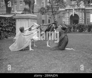 Gli alunni di Miss Italia conti si sono recati per la festa teatrale in giardino Foto Stock