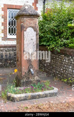 Pompa dell'acqua del villaggio eretta per il giubileo della regina Vittoria (1887), la strada, South Harting, Sussex occidentale, Inghilterra, Regno Unito Foto Stock