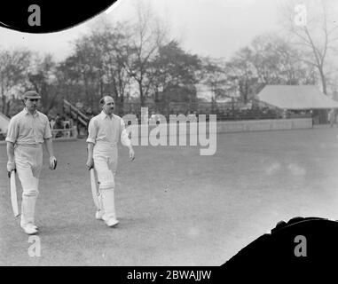 Cricket a Cardiff , Surrey contro Glamorgan Tom Whittington ( a sinistra ) e Norman Riches uscire per aprire il gioco per Glamorgan 2 maggio 1923 Foto Stock