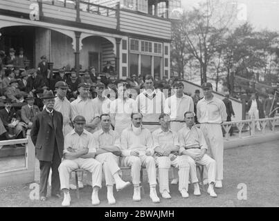 Crickett a Cardiff , Surrey contro Glamorgan Surrey Team Jack Hobbs , Andy Sandham , Andy Ducat , Tom Shepherd , Bobby Abel , Percy Fender ( Capitano ) seduto ) , Bill Hitch , Alan Peach , Caryl Thain , Herbert Strudwick e Ronald Lowe 2 maggio 1923 Foto Stock