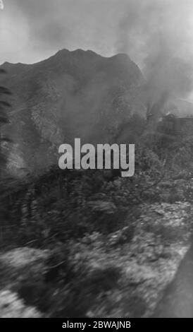 Ferrovia del Sud Africa Mountain Pass - tratta dalle carrozze curvanti che mostrano vapore e fumo con il motore appena visibile di fronte Foto Stock