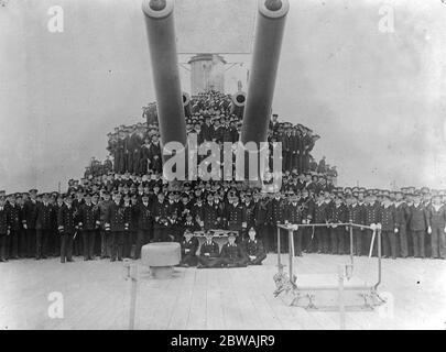 Il Re fotografò con l'ammiraglio Jellicoe e la compagnia navale di HMS Iron Duke , il fiore all'occhiello della flotta britannica Foto Stock